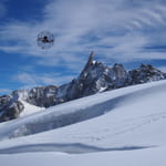 Drohnen Elios vor verschneiter Landschaft
