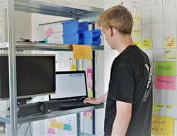 Lernender Informatiker am Computer